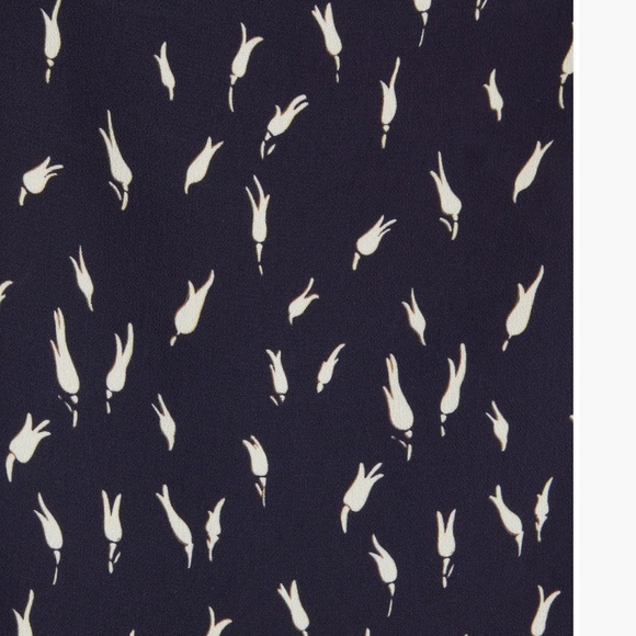 Chloé Appliqué Neck Crepe Camisole Navy
6 US / 38 FR - Picture 6 of 10